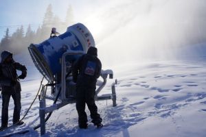 Municipalitatea produce zăpadă în Poiana Braşov ca să prelungească sezonul de schi