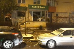 Bancomat aruncat în aer la Arad. Poliţiştii iau în calcul ca făptaşii să fi acţionat şi la Braşov