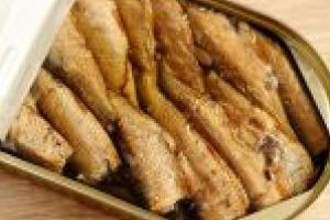 Un galatean a avut parte de surpriza vietii lui cand a deschis o banala conserva de peste. I-a pierit foamea imediat