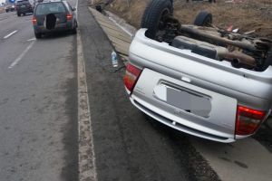 IREAL! Mort de beat, fără permis, a ,,împrumutat” o maşină, a intrat în stâlp şi s-a oprit în şanţ