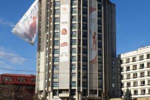 Hotel Muntenia ne flutură „cearşaful” de pe faţadă