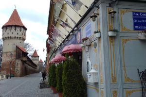 FOTO – Indicatoarele pentru turişti montate în zona „celei mai frumoase străzi” din Sibiu, vor fi date jos din cauza reclamaţiilor