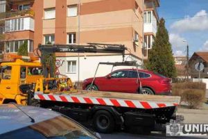 FOTO, VIDEO: Continuă ”vânătoarea” maşinilor staţionate neregulamentar la Alba Iulia. BMW cu numere de Spania “săltat” de pe strada Cloşca