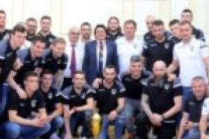 SCM Poli a adus în Consiliul Local Timişoara Cupa României la handbal masculin.  Sportivii au oferit şi un cadou pentru aleşi