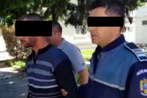 Puştani PĂCĂLIŢI cu abonamente şi net gratuit pe telefon. Suspectul a primit „bonus” o noapte în arest!