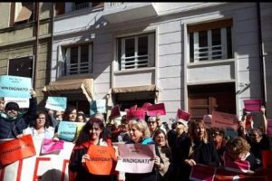 Violatori achitaţi pentru că victima semăna cu un bărbat