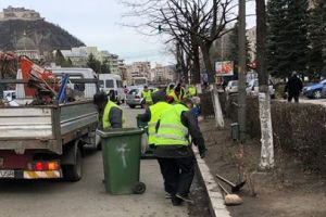 Atenţie, şoferi! Nu parcaţi autoturismele pe Bulevardul Decebal din Deva!