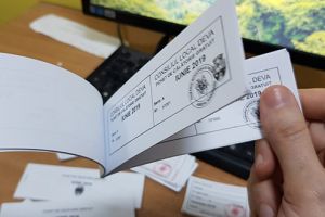 Deva: Începe distribuirea tichetelor gratuite pentru transportul public local