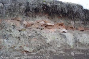 Mureş: Ceramică din Epocile Bronzului şi a Fierului, scoasă la suprafaţă cu plugurile, la Gheja