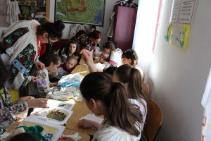 Șezătoare, în Parohia Strâmtu – Protoieria Târgu-Jiu! Tinerele fete au învăţat să coase o ie tradiţională românească