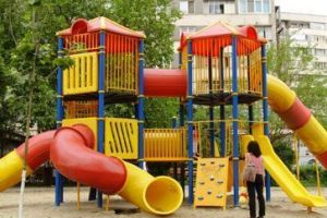 Locuri de joacă, terenuri de sport, licee reabilitate