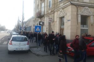 FOTO. Revoltă! Sute de oameni de la Electrolux, în grup la ITM Satu Mare