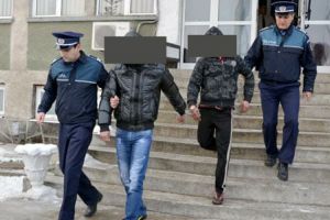 Hoţi ce spărgeau vilele unor afacerişti, prinşi la Vama Petea