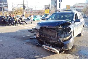 Două persoane la spital după ce un şofer a trecut pe roşu şi a provocat un accident de circulaţie