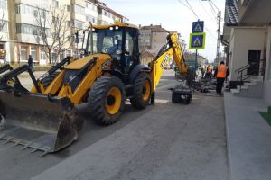 Feteşti: Lucrările de întreţinere a reţelei de trotuare şi parcări continuă şi în acest an