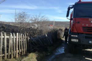FOTO Incendiu de vegetaţie la Săcel – A ars şi un gard de lemn