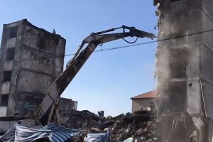 A fost demolat blocul NATO din Buhuşi [VIDEO]