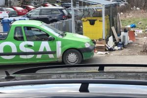 Hai, ca asta-i buna! Angajati ROSAL, prinsi dormind in masina, langa munti de gunoaie neridicate!