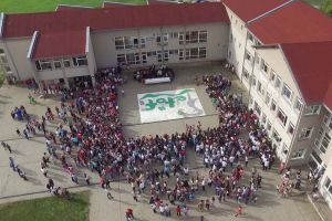 Majoritate în minoritate: Elevii maghiari din Săcueni care vor să înveţe în limba română, descurajaţi de autorităţi