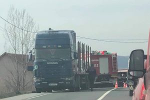 Patru maşini s-au ciocnit pe DN 17 la Coldău. Un copil a fost transportat la spital (FOTO)