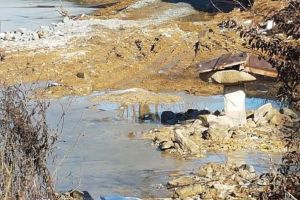 FOTO/ VIDEO: Sfânta masă din altarul bisericii de la Vinţa, abandonată în apele barajului de steril, a fost salvată: A fost ridicată şi strămutată la Sibiu