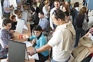 Absolvenţi de facultate, angajaţi cu studii medii