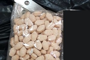 Suspecti de trafic de droguri prinsi in flagrant de politisti si procurori. Ce au gasit oamenii legii asupra tinerilor