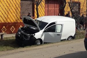 S-au CIOCNIT FRONTAL! Un copil a ajuns la SPITAL în urma accidentului (GALERIE FOTO)