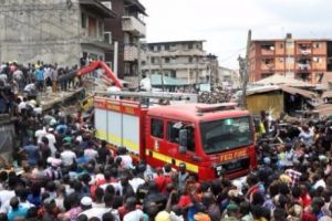 Tragedie! O şcoală s-a prăbuşit. Peste 100 de copii, prinşi sub dărâmături. Se acţionează de urgenţă