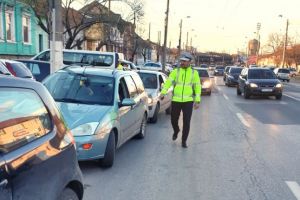 Amenzi pentru şoferii care nu au purtat centura de siguranţă sau au folosit telefonul mobil la volan