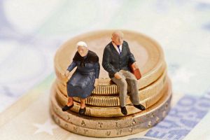 Românii nu mai sunt obligaţi să cotizeze la Pilonul II de pensii