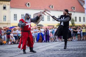 VIDEO FOTO Promovează într-un mod inegalabil istoria Sibiului – Cavalerii Cetăţii Roşii au readus la viaţă stilul de viaţă medieval