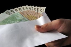 S-au trezit cu bani în cutiile de scrisori. Ce au în comun oamenii peste care a dat norocul
