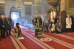 Înaltpreasfinţitul Părinte Varsanufie a săvârşit Liturghia Darurilor înainte sfinţite, la Catedrala Arhiepiscopală