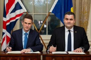 FOTO. Ministrul Gabriel Leş, întâlnire cu secretarul britanic al Apărării