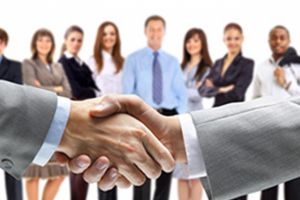 Tot mai mulţi tinerii care au studii superioare lucrează în posturi care necesită studii medii