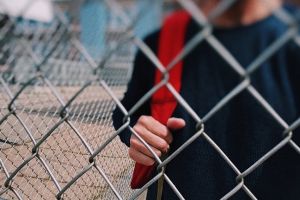 Cel puţin şase oameni au murit în urma unui atac armat la o şcoală. Atacatorii s-au sinucis