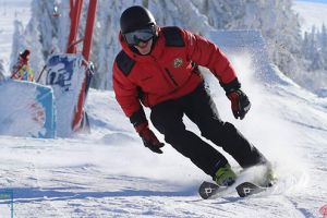 Competiţii de schi, săniuţe şi jocuri în staţiunile montane din judeţ