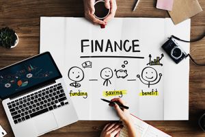 Elevii pot obţine finanţări de 3.000 de euro pentru şcolile lor învăţând educaţie financiară