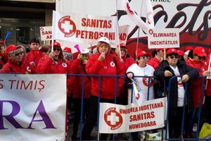 Sindicaliştii de la Sanitas Hunedoara au protestat în faţa Ministerului Sănătăţii