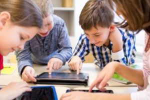 Ecaterina Andronescu: Modificarea modului de predare a lecţiilor folosind internetul ar putea face un salt în performanţa şcolilor   