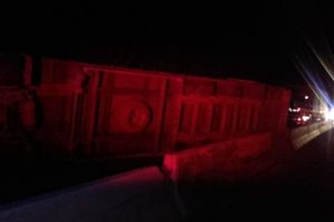 FOTO Un TIR s-a răsturnat pe Valea Oltului – Trafic îngreunat în zonă