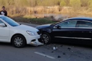 Un inconstient s-a napustit pe contrasens si a tamponat o masina care circula regulamentar