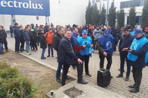 Liderii sindicali de la Electrolux, ameninţaţi: Se termină greva, şi intraţi voi în fabrică!