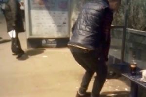 Consumator de „Zombie” filmat de timişoreni în staţia de tramvai din Piaţa 700