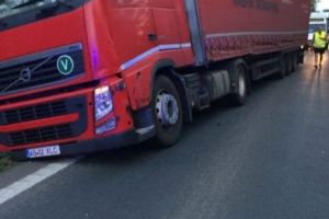 ACUM – Două CAMIOANE cu calcar s-au ciocnit la Stâlpeni!