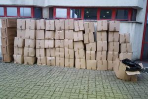 GALERIE FOTO. O tonă de tutun, descoperită la Vama Petea. Șoferul, reţinut