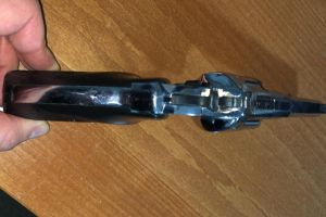 Armă de foc descoperită în torpedoul unui autoturism tractat