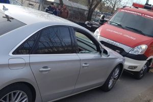 Cântăreţul de manele Monică Lupşa prins beat la volan. Nu mai putea pleca cu maşina de pe loc