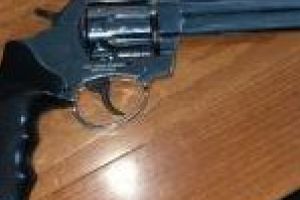 Arma de foc descoperita intr-o masina de lux la controlul vamal